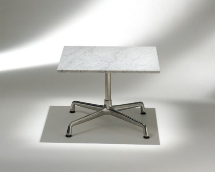 Mesa Charles Eames lateral quadrada